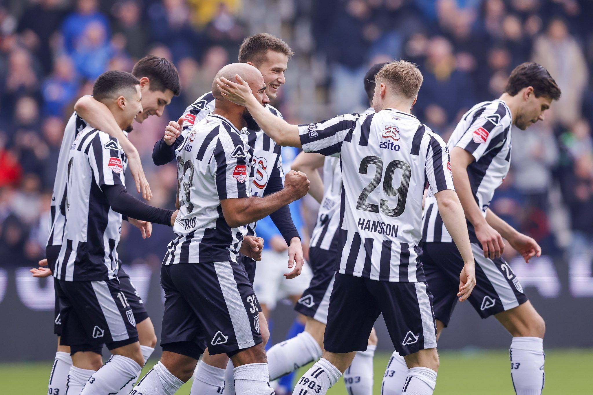 关于荷兰队赛场表现抢眼，成功击败哈萨克斯坦队的信息