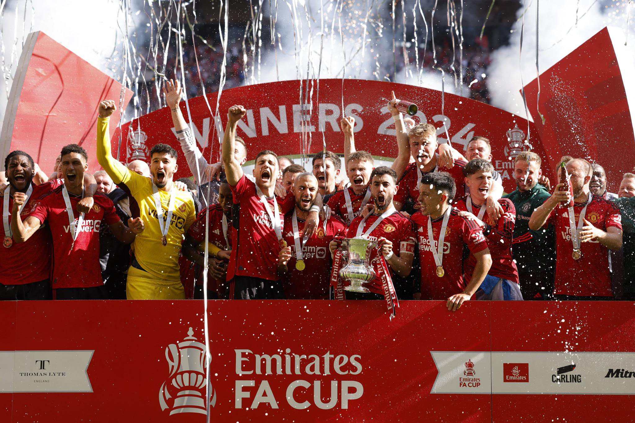 曼城球迷欢呼，球队取得胜利