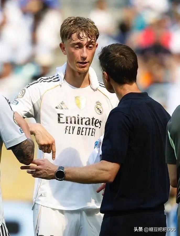 足球明星球员出尽全身解数，为球队争取胜利的简单介绍