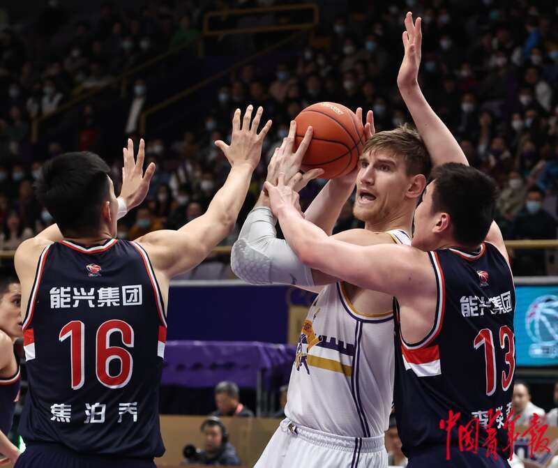 九游中国-广州队翻盘北京队，麦科勒姆统治全场