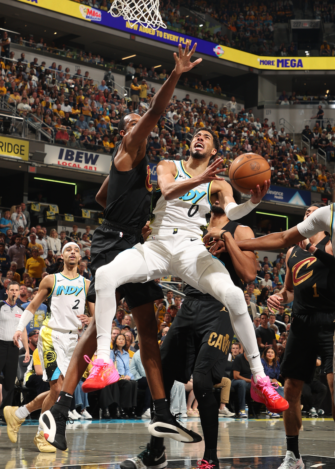 步行者横扫骑士，麦科勒姆统治全场的简单介绍