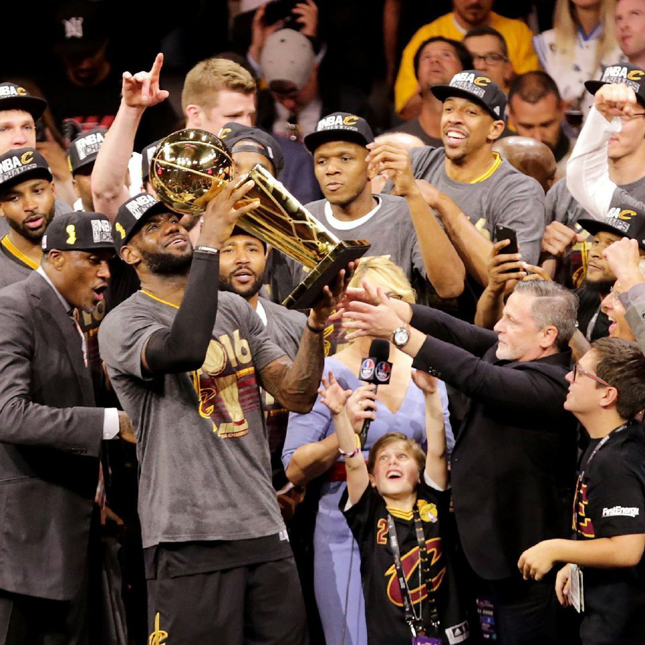 九游娱乐入口-魔术翻盘新疆队，欧文带队取胜