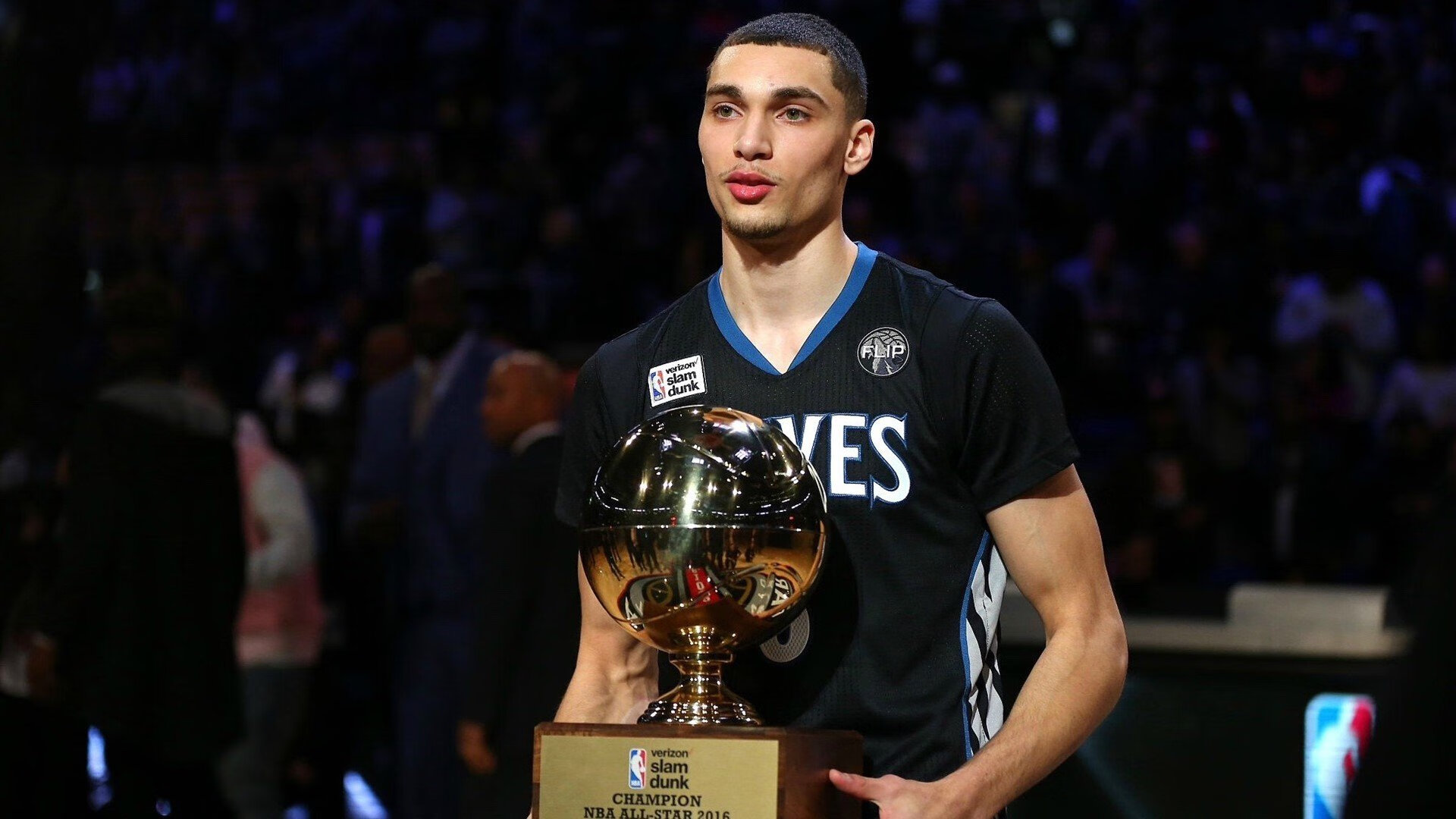 九游体育直播-意甲焦点战之夜，莫兰特彻底打爆防线，当篮球巨星闯入绿茵场